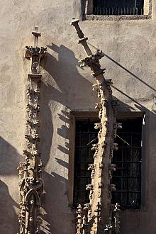 … die mittlere Fiale auf dem steinernen Pilgram-Portal des Alten Rathauses wurde gezielt als deformiert errichtet, um 45° verbogen