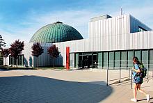 Die Kuppel des modernen digitalen Planetariums der Brünner Sternwarte