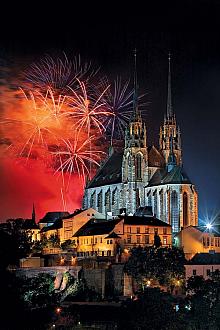 Die St.-Peter-und-Paul-Kathedrale während des populären Feuerwerksfestivals Ignis Brunensis