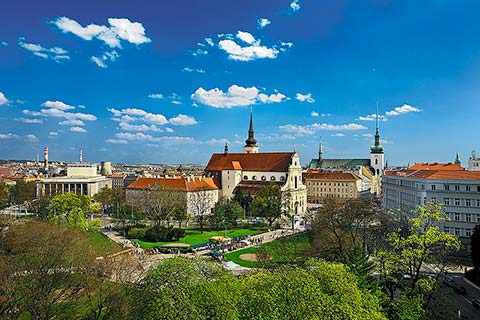 Pohled z věže Staré radnice na hrad Špilberk a kostel sv. Michala