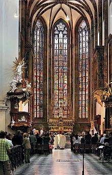 Das Interieur der St.-Peter-und-Paul-Kathedrale während des Gottesdienstes