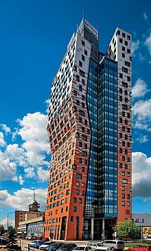 AZ Tower je vystavěn ve stylu tzv. dekonstruktivismu